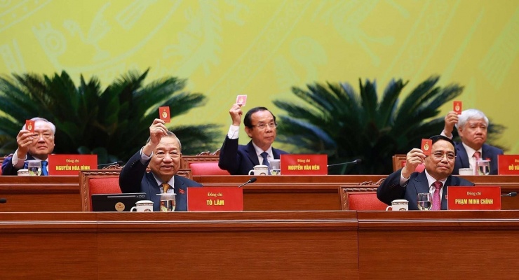 Đại hội biểu quyết thông qua dự thảo điều chỉnh chương trình Đại hội XIV của Đảng. Ảnh: TTXVN