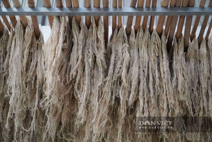 Sau khi mua, doanh nghiệp đánh bóng, hoàn thiện thành sợi khóm thành phẩm.