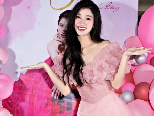 Phương Nhi tôn nhan sắc với váy áo hồng