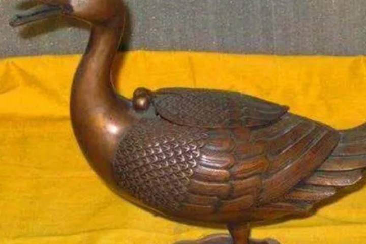 Dốc toàn bộ tiền tiết kiệm 1,3 tỷ đồng mua 'chú vịt đồ chơi', cả gia đình ngã quỵ khi biết giá trị thực từ chuyên gia