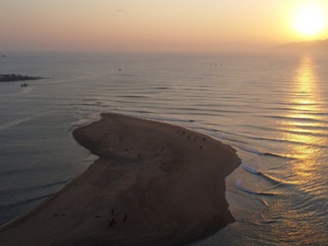 Cồn cát lạ xuất hiện ở cửa biển Nha Trang thu hút du khách tham quan