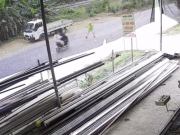 VIDEO: Xe máy chở ba người lao thẳng vào CSGT, một thượng úy bị thương nặng