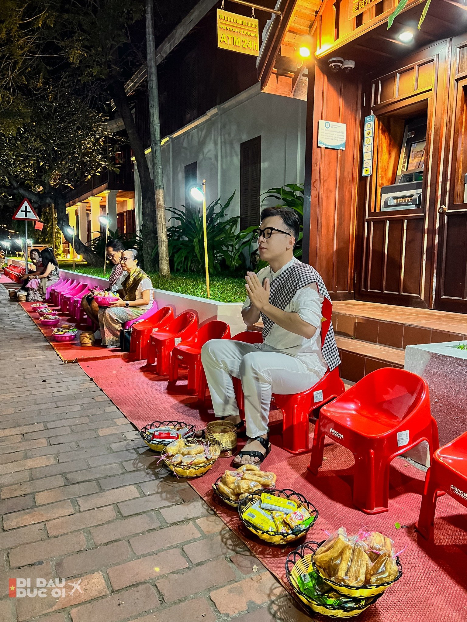 Người dân và du khách khi dâng lễ vật thể hiện lòng thành kính và tích lũy công đức