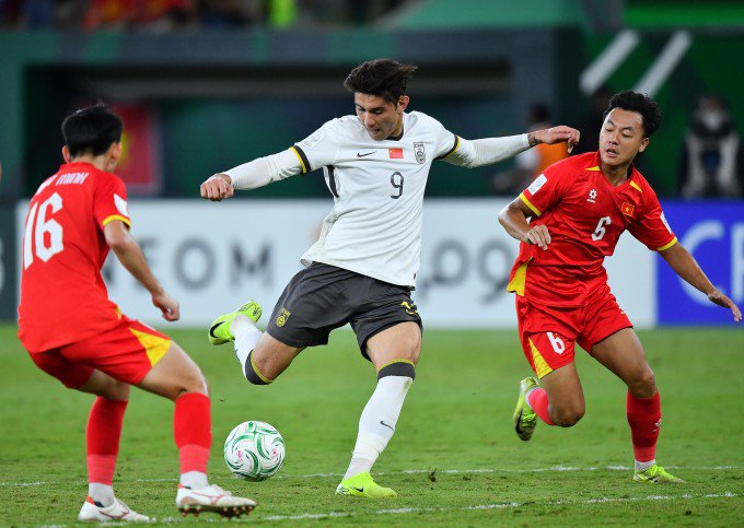 Trung Quốc (áo trắng) chơi vượt trội và thắng Việt Nam ở bán kết&nbsp;VCK U23 châu Á&nbsp;2026, trên sân Prince Abdullah Al Faisal ở Jeddah, Arab Saudi ngày 20/1/2026. Ảnh: AFC