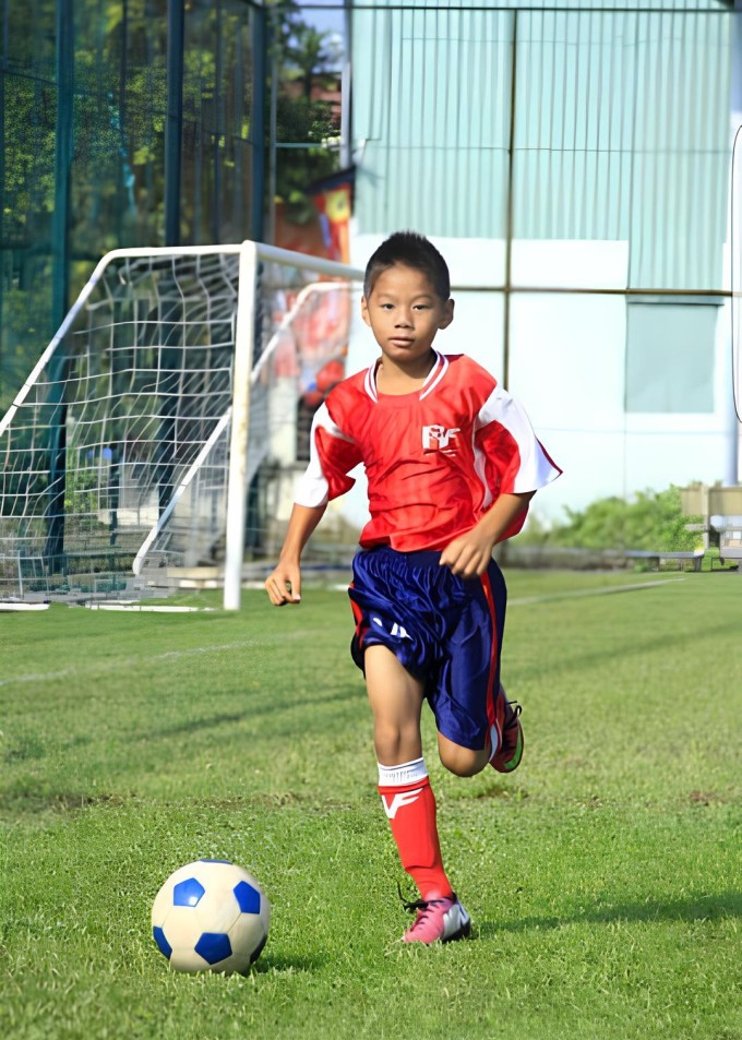 Cầu thủ Nguyễn Hiểu Minh, khi 10 tuổi tập luyện trên sân Long Thành, TP HCM. Ảnh: Gia đình cung cấp