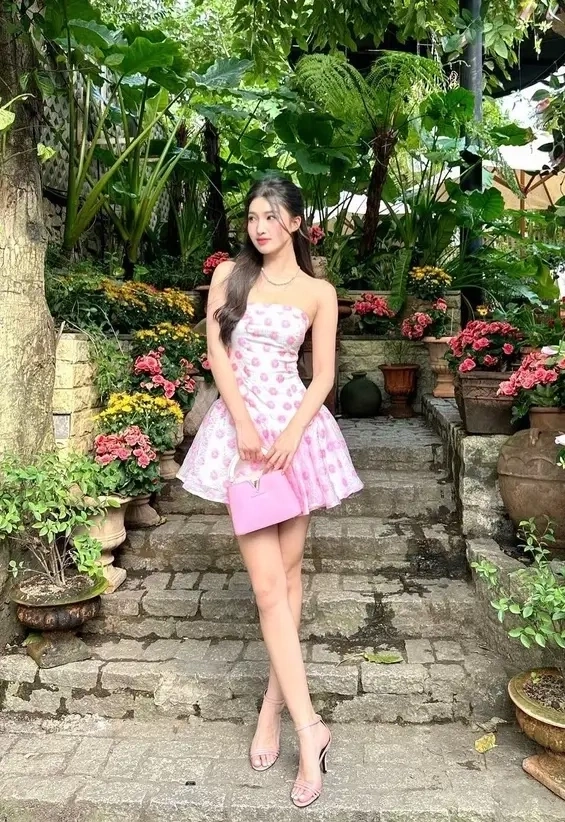 Phương Nhi tôn nhan sắc với váy áo hồng - 12