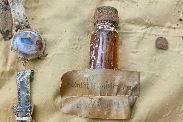 Di vật cùng mảnh giấy ghi Nguyễn Minh Thuận được phát hiện cùng hài cốt liệt sỹ.