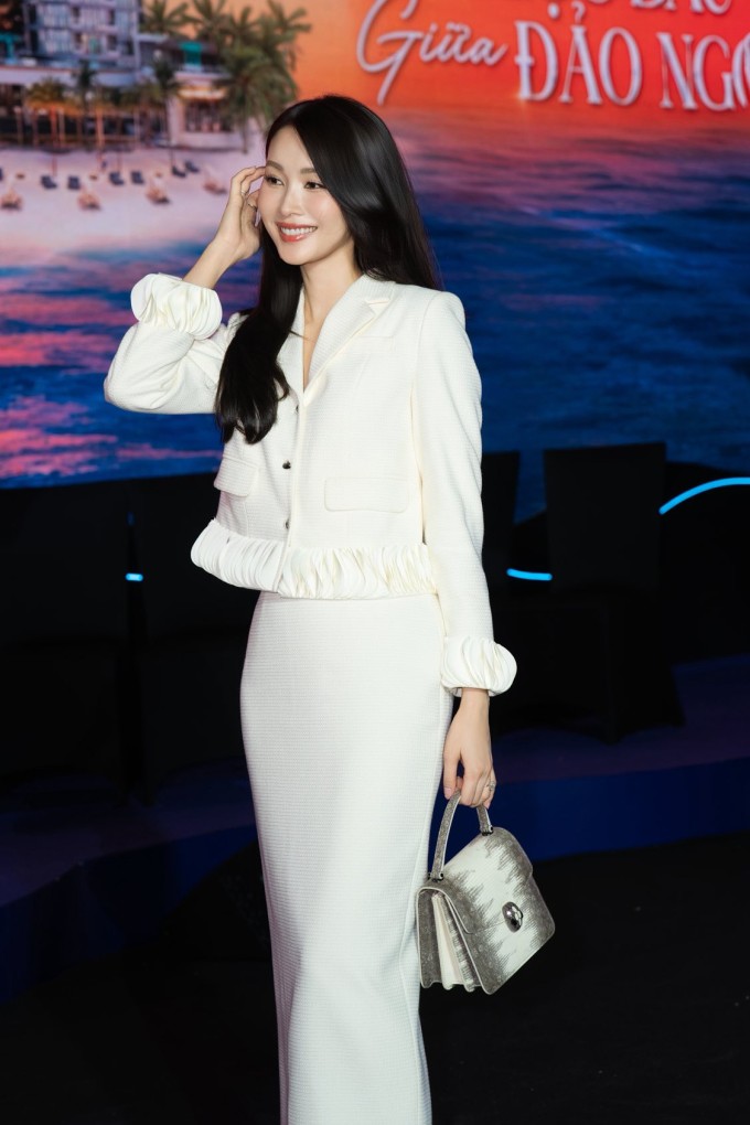 Đặng Thu Thảo diện trang phục trang nhã đi sự kiện.