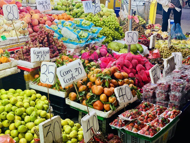 Dâu tây được bày bán tràn ngập thị trường với mức giá tương đối rẻ.