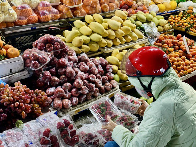 Theo các tiểu thương, càng vào chính vụ giá dâu tây càng rẻ.