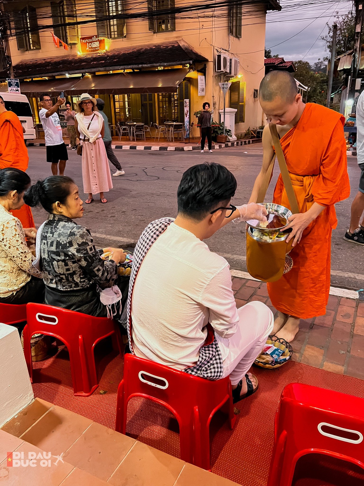 Người dân và du khách khi dâng lễ vật thể hiện lòng thành kính và tích lũy công đức