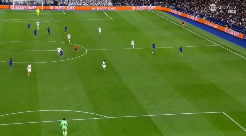 Mbappe lao về tận vòng cấm nhà để phòng ngự