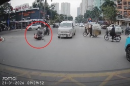 Clip: Chuyển hướng bất cẩn, thanh niên va chạm ô tô rồi “mài mông” xuống đường