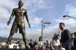 Tượng Ronaldo tại quê nhà bị đốt cháy, thủ phạm tự quay clip công khai