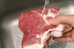 Rửa thịt trước khi bảo quản trong tủ lạnh - Sai lầm nhiều gia đình đang mắc