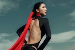 Ngọc Quyên khoe lưng gầy