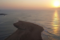 Cồn cát lạ xuất hiện ở cửa biển Nha Trang thu hút du khách tham quan