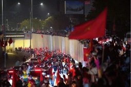 Hàng ngàn người hâm mộ vẫn xuống đường tri ân đội tuyển U23 Việt Nam