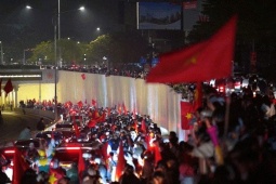 Hàng ngàn người hâm mộ vẫn xuống đường tri ân đội tuyển U23 Việt Nam