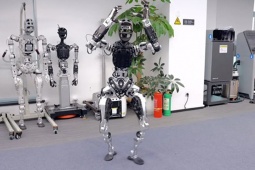 Robot hình người Adam "gây bão" với điệu nhảy Charleston cực "dẻo"