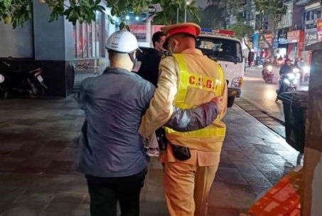 Hà Nội: Tài xế 'liêu xiêu' rời quán nhậu được CSGT dìu vào chốt lập biên bản