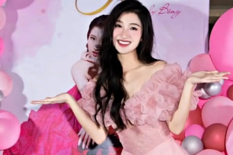 Phương Nhi tôn nhan sắc với váy áo hồng