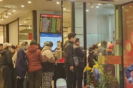 Giá vàng hôm nay mới nhất (21/1) vượt mốc 170 triệu đồng/lượng: Nhà vàng lại "cháy hàng", người mua xếp hàng dài