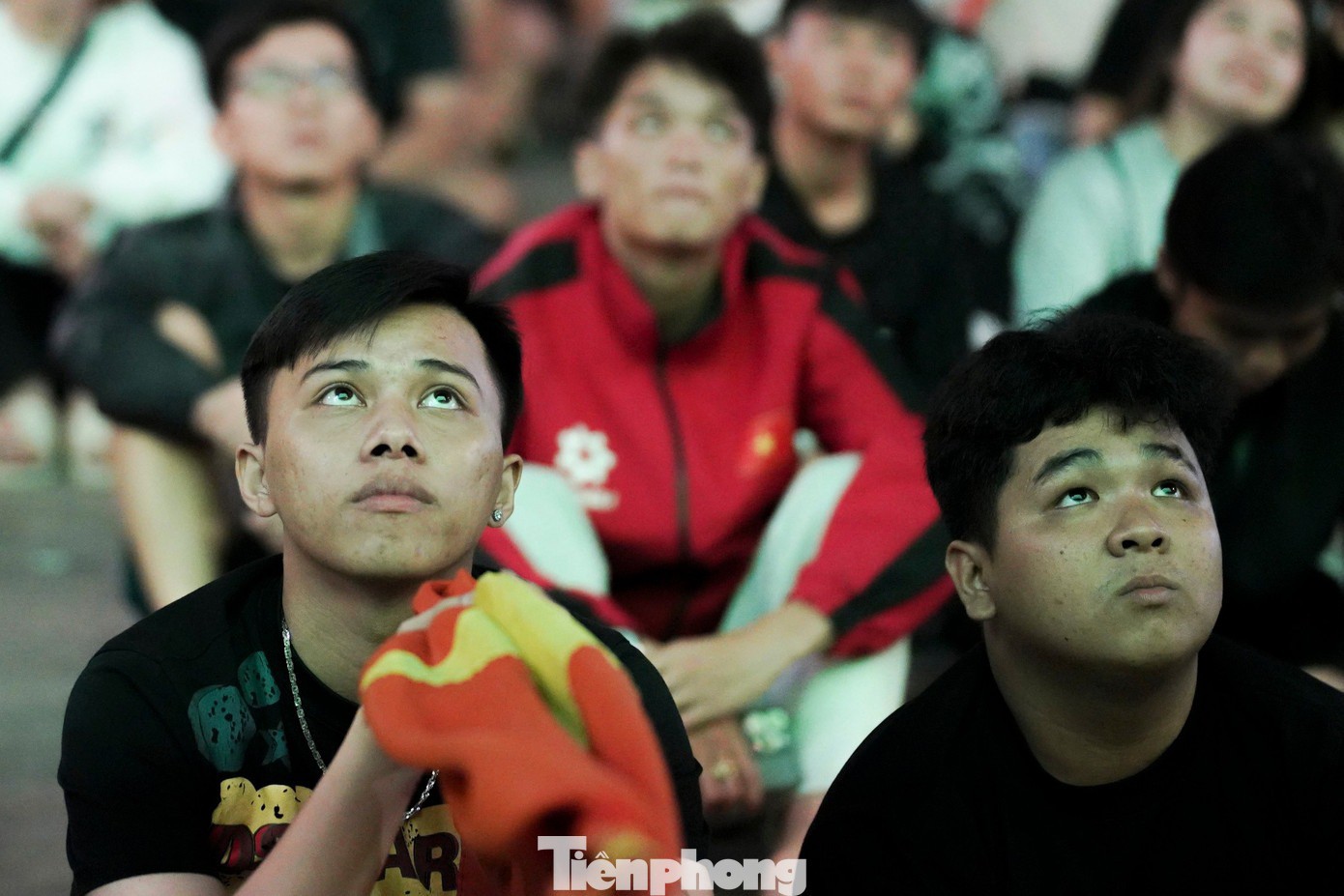 Phút 73, Nhật Minh phạm lỗi, nhận thẻ vàng và U23 Trung Quốc hưởng quả đá phạt. Bóng được treo vào và Peng Xiao đánh đầu khó chịu. Bóng đi cầu âu, rót thẳng vào góc cao cầu môn của Trung Kiên. Nhiều cổ động viên thể hiện sự thất vọng.