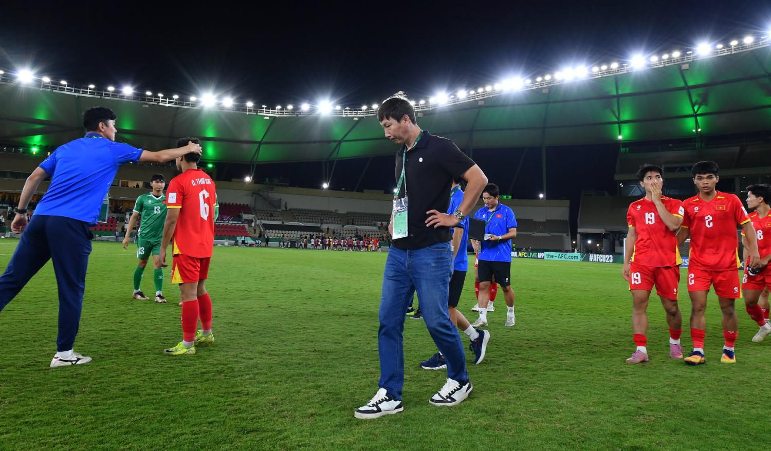 HLV Kim Sang Sik và các cầu thủ không giấu được sự buồn bã&nbsp;