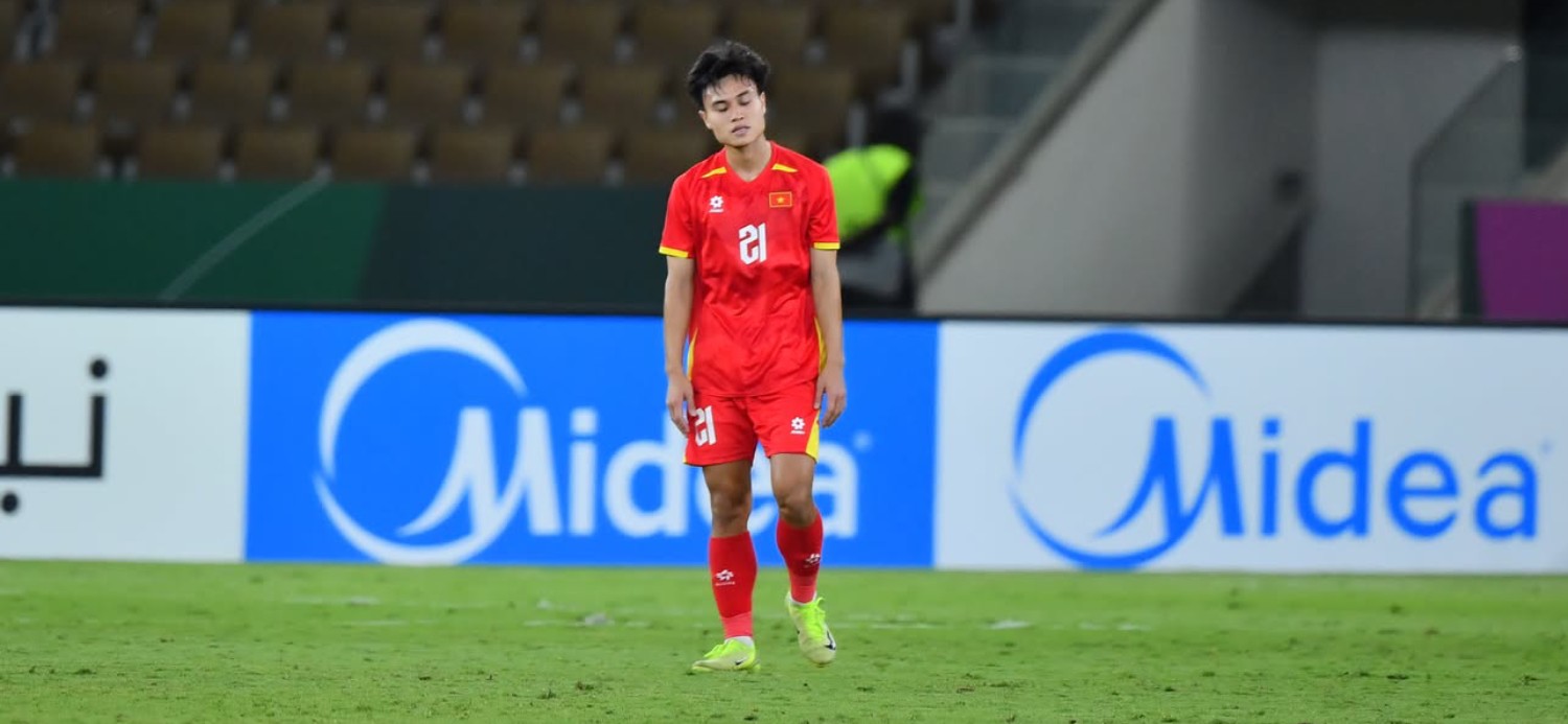 Dù rất nỗ lực, U23 Việt Nam không thể làm gì trước hàng thủ "thép" của U23 Trung Quốc. Cộng với sai lầm phòng ngự, thầy trò HLV Kim Sang Sik chấp nhận thất bại 0-3 chung cuộc