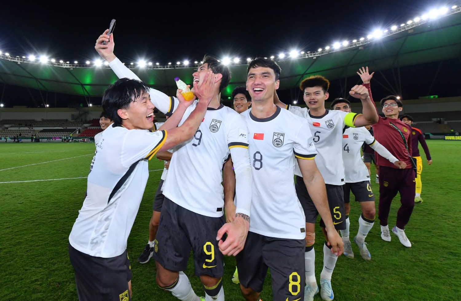 Theo chiều ngược lại, U23 Trung Quốc vỡ òa trong niềm vui chiến thắng