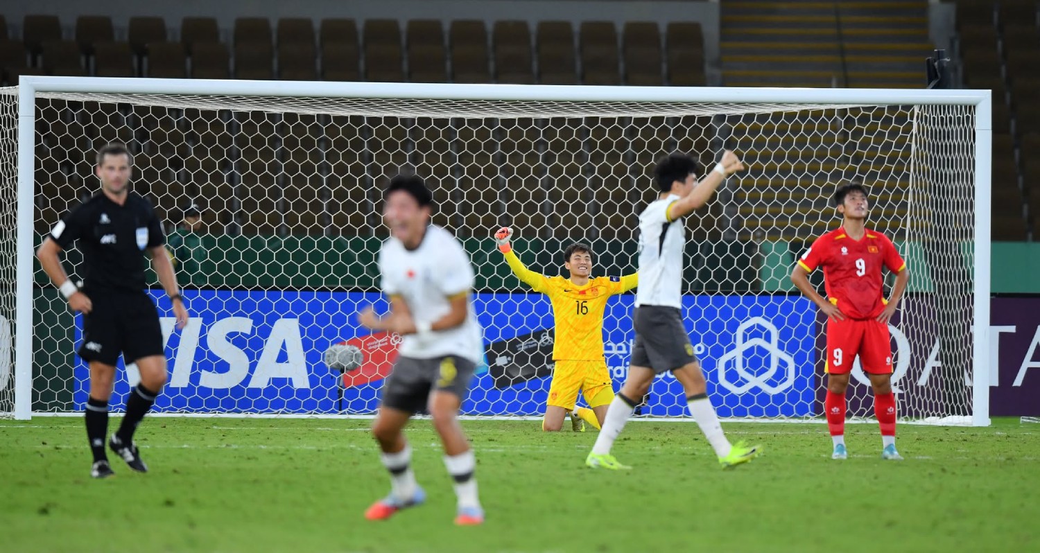 Khi tiếng còi mãn cuộc trận bán kết U23 châu Á vang lên,&nbsp;các cầu thủ U23 Việt Nam và U23 Trung Quốc trải qua cung bậc cảm xúc trái chiều