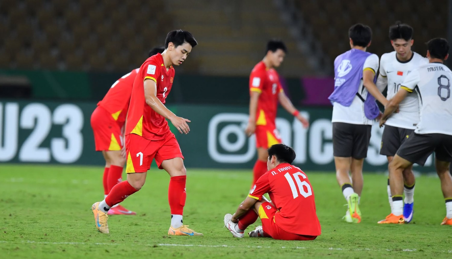 Đình Bắc an ủi các đồng đội