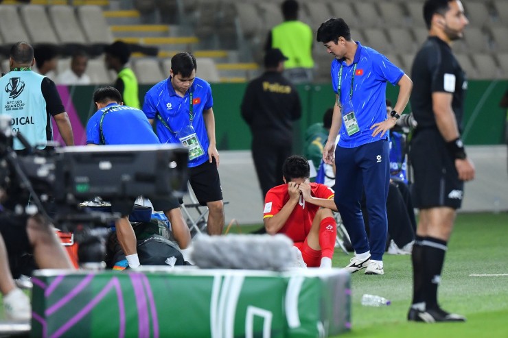 Hiểu Minh không giấu nổi nỗi buồn vì phải rời sân từ sớm.&nbsp;Anh&nbsp;được đưa&nbsp;lên cáng và chuyển đến bệnh viện