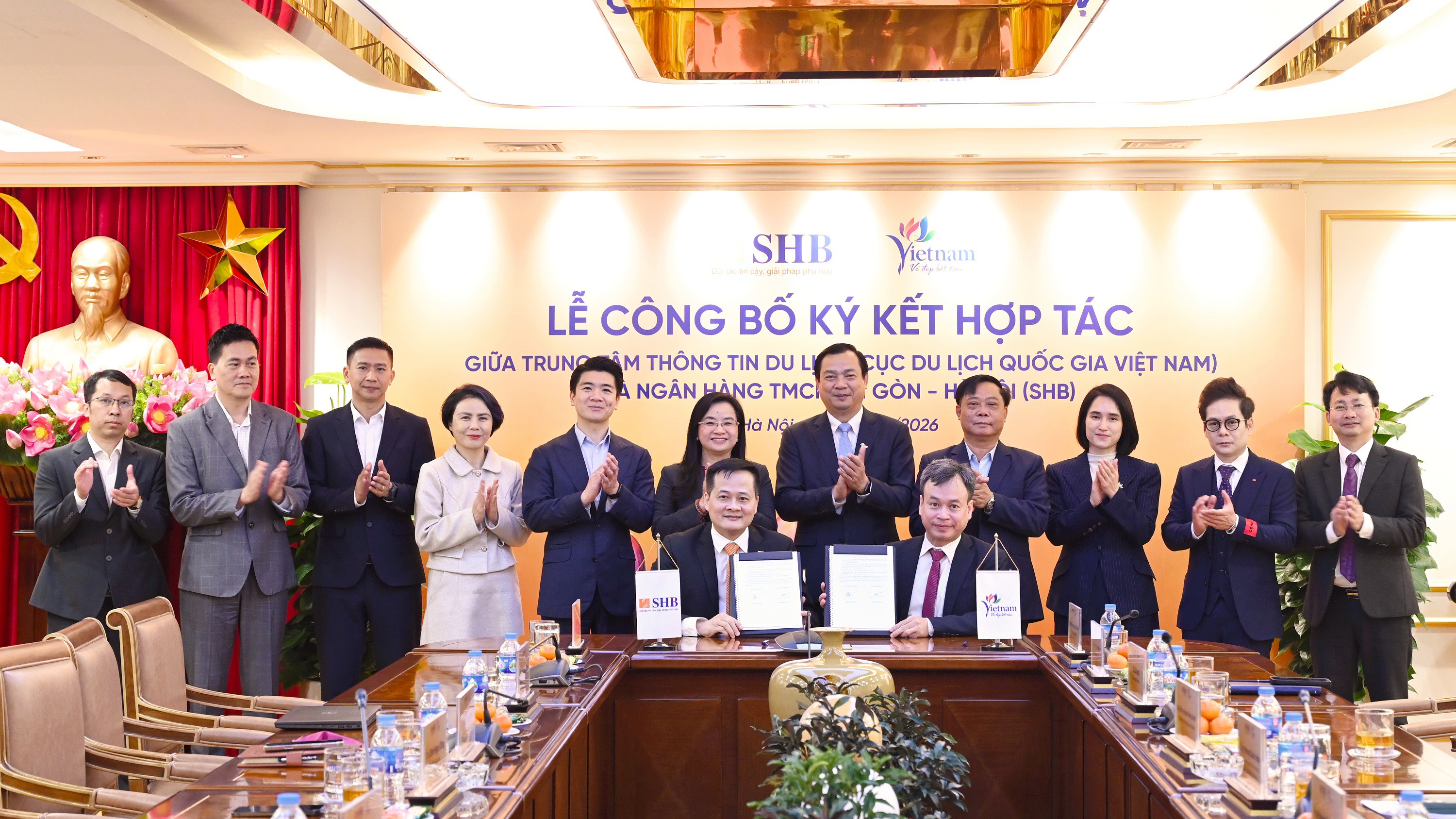 Đại diện SHB và Trung tâm Thông tin du lịch ký kết tỏa thuận hợp tác