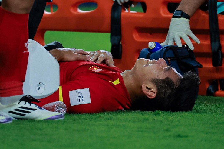 Hiểu Minh đau đớn sau pha va chạm với cầu thủ U23 Trung Quốc.