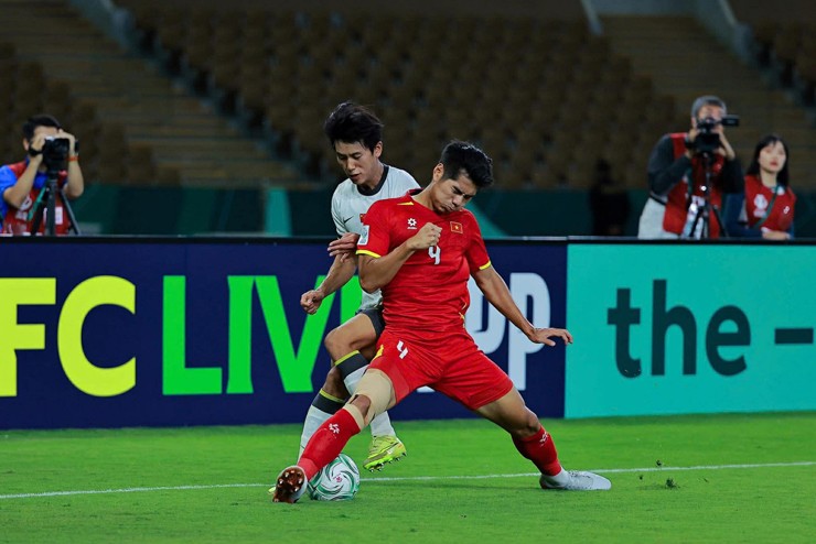 Hiểu Minh thi đấu ở trận U23 Việt Nam - U23 Trung Quốc.