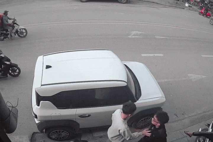 Clip: Xe máy không người lái lao vào ô tô đỗ ven đường