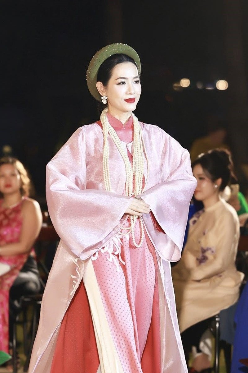 Châu Hà Yến Nhi trên sàn diễn và sành điệu ngoài đời.