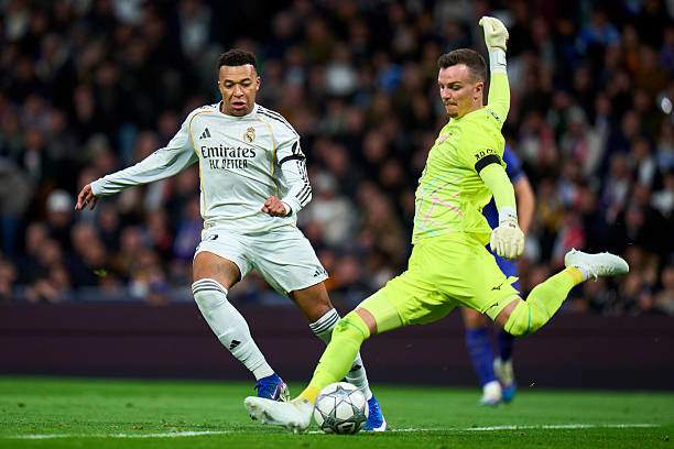 Vinicius chịu khó pressing, thậm chí lao về sân nhà phòng ngự