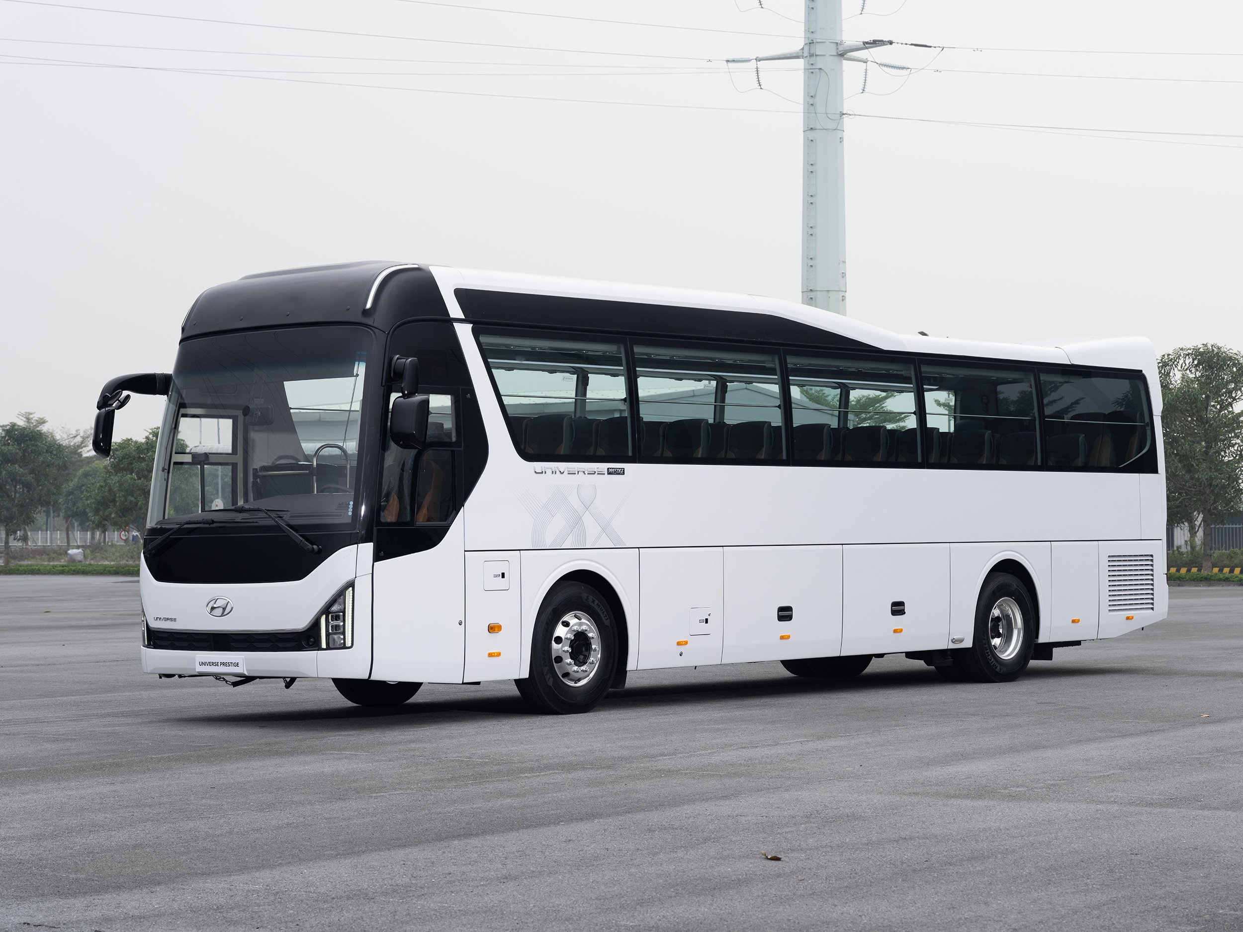 Phần đầu và đuôi xe được chế tạo từ thép dập thay vì composite ép.