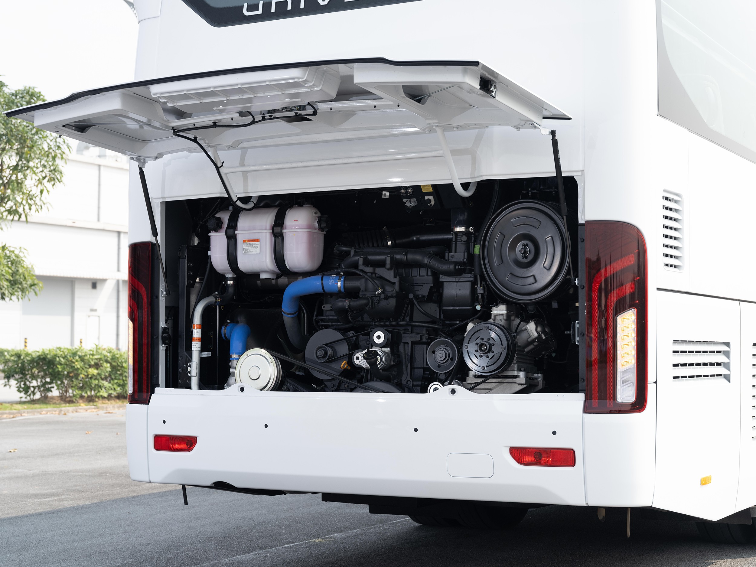 Xe được trang bị động cơ D6CP dung tích 12.742cc, cho công suất tối đa 440 mã lực.