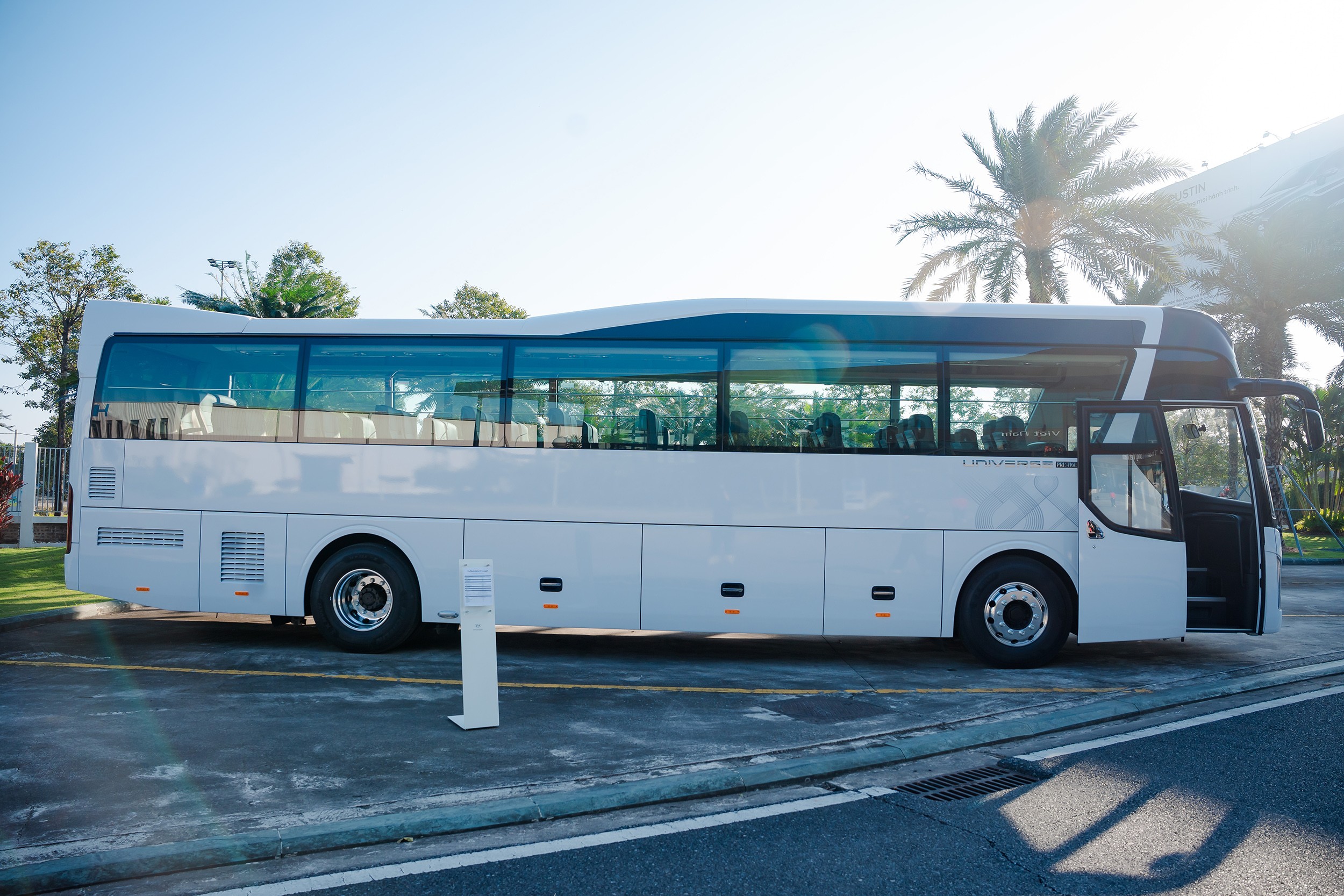 Hyundai Universe Prestige xe 47 chỗ ra mắt, giá từ 4,5 tỷ đồng - 2