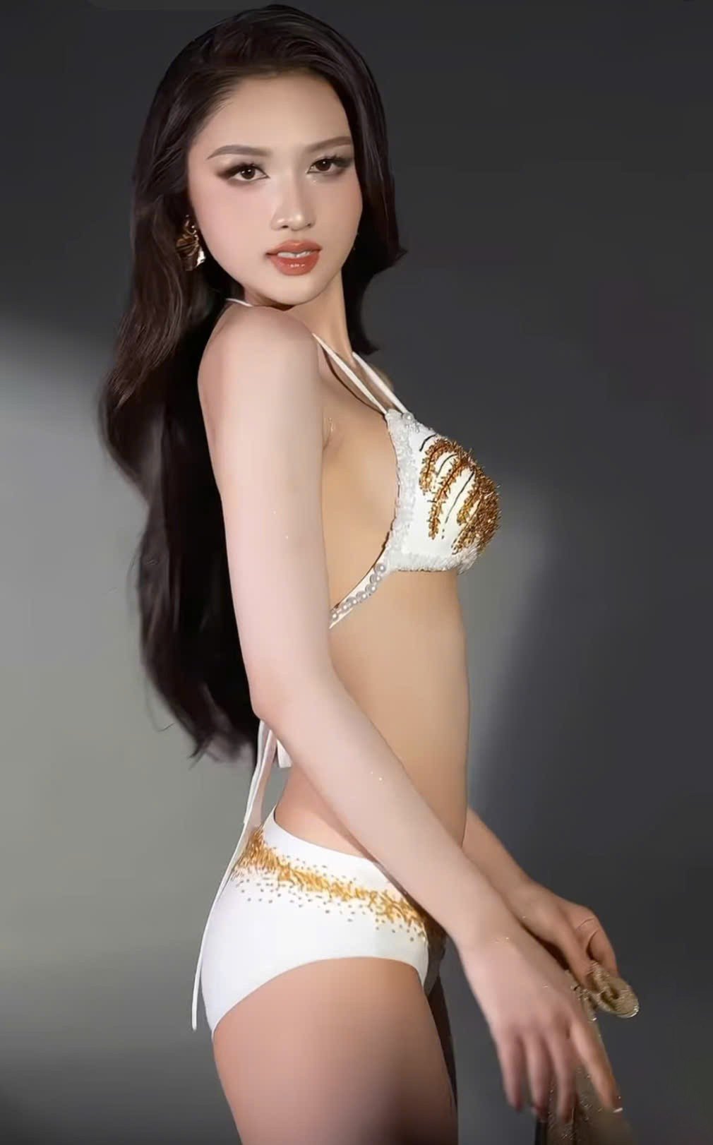 Đại diện Việt Nam mặc thiết kế hai mảnh họa tiết màu vàng, trắng.