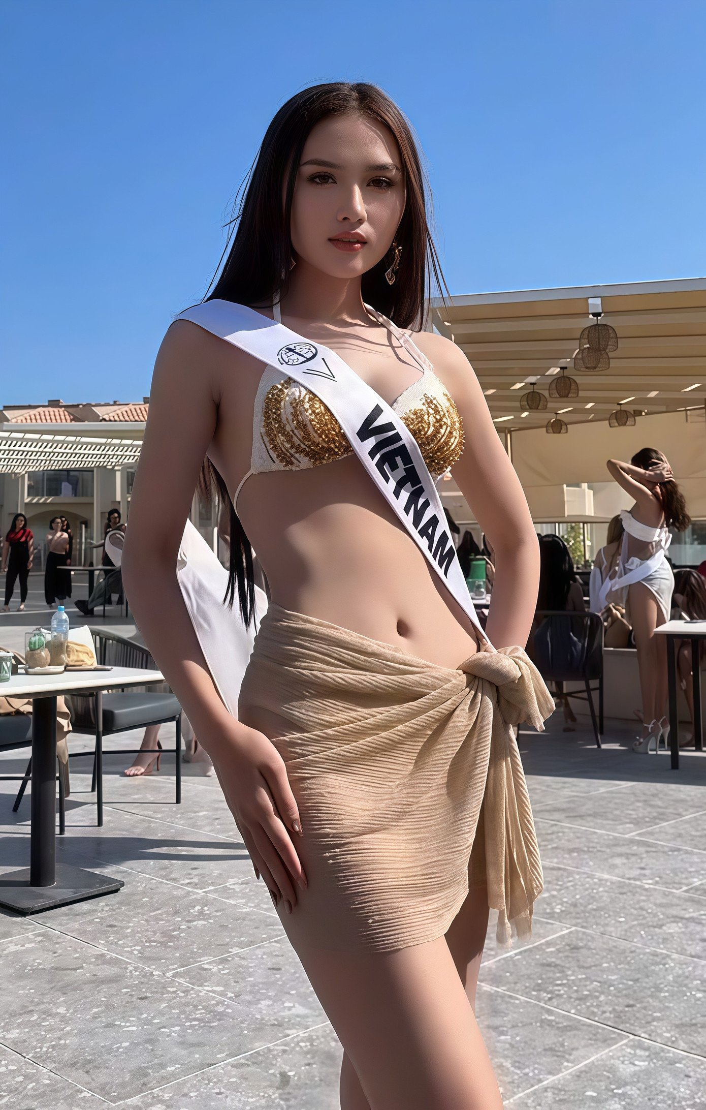 Thu Ngân trình diễn áo tắm.