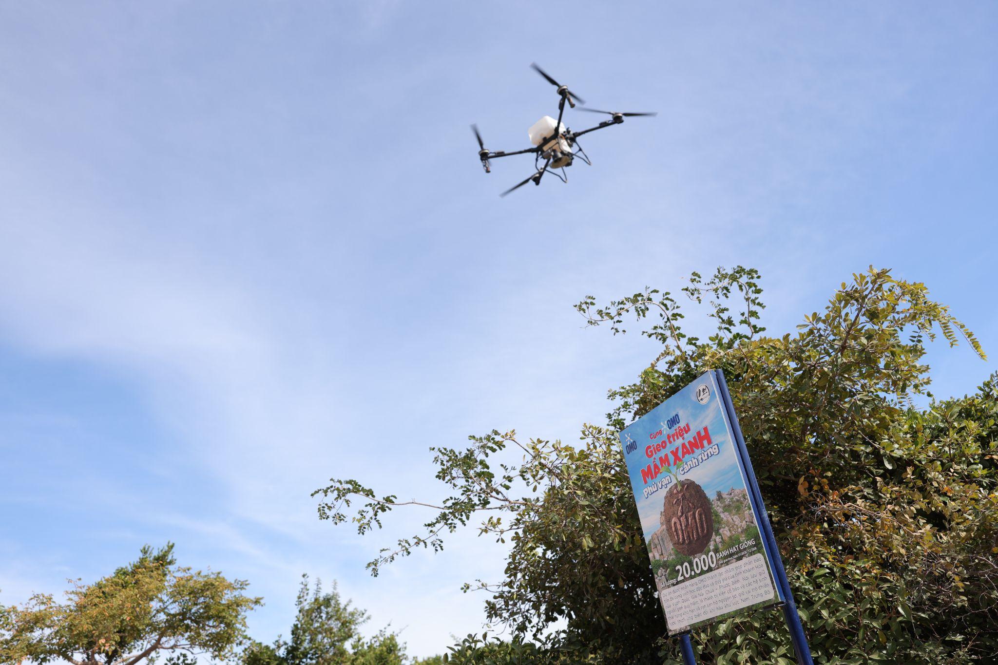 Công nghệ drone được thử nghiệm để rải banh hạt giống tại những vùng có địa hình hiểm trở