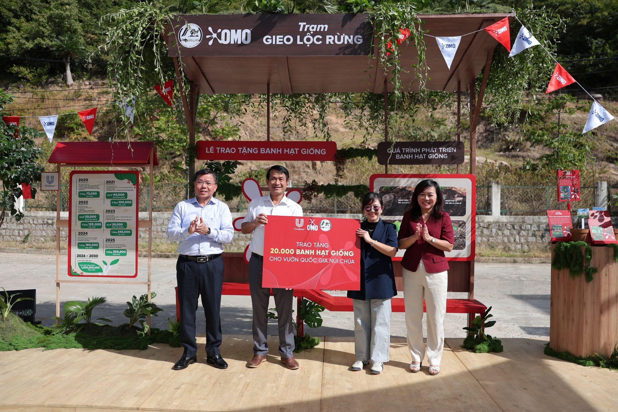 Đại diện Vườn quốc gia Núi Chúa - Phước Bình tiếp nhận 20.000 banh hạt giống từ nhãn hàng OMO