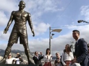 Tượng Ronaldo tại quê nhà bị đốt cháy, thủ phạm tự quay clip công khai