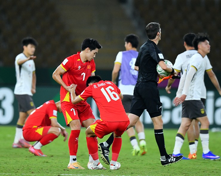 Đình Bắc kéo đồng đội đứng dậy sau trận thua U23 Trung Quốc.