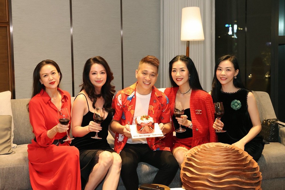 Châu Hà Yến Nhi bên đạo diễn Nguyễn Ngọc Thụy, Ngọc Thúy, Ngọc Nga.